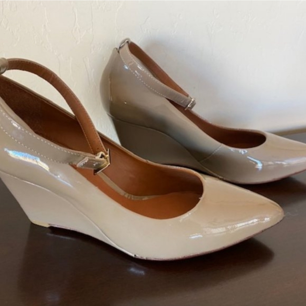 NWT Women's Bamboo Elegant Nude Wedge Heels
